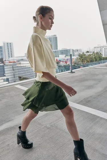 Атласная мини-юбка с воланами