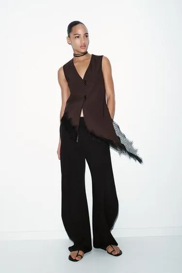 Топ асимметричного кроя с кружевом