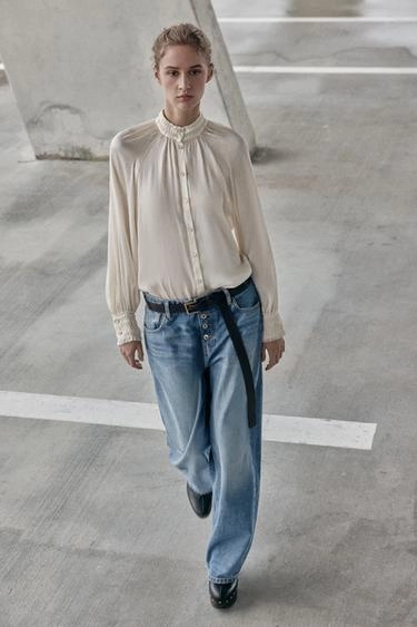 Атласная блузка с высоким воротником