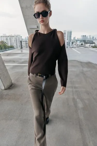 Свитер с вырезами