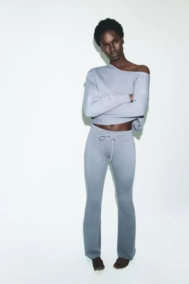 Расклешенные брюки с эффектом потертости