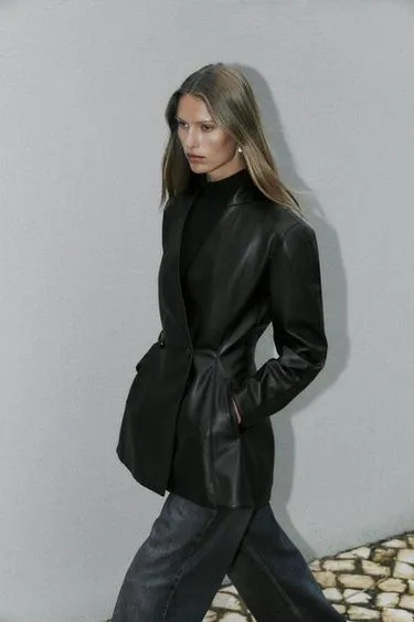 Приталенный блейзер из искусственной кожи