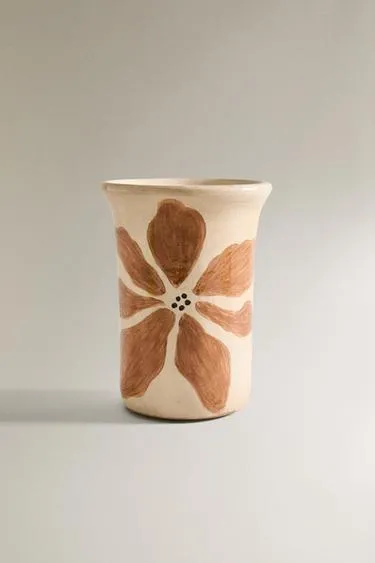 Ваза с нарисованными цветами