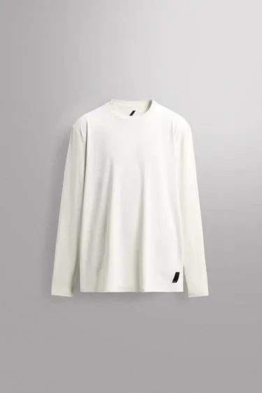 Базовая футболка с длинными рукавами из высокотехнологичной ткани