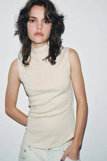 Футболка с воротником-стойкой