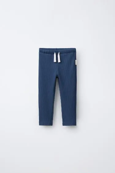 Однотонные легинсы с нашивкой