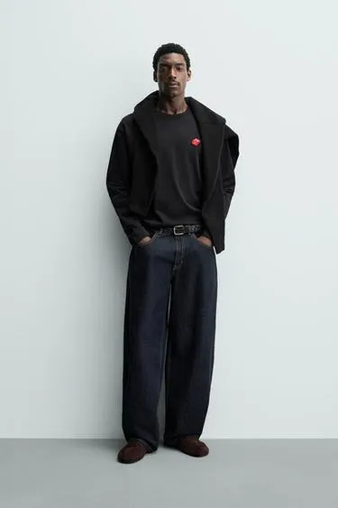 Футболка с нашивкой в виде игральной кости и сердец