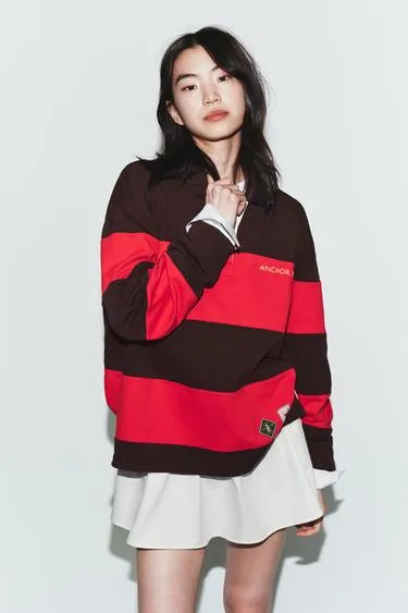 Поло с полосатым декором и нашивками- Заказать в России