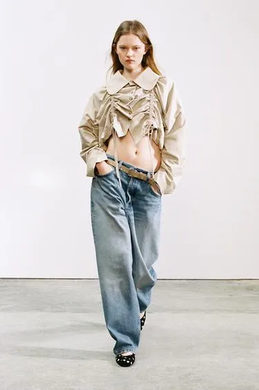 Короткая куртка-тренч с рюшами