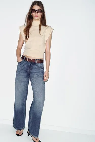 Трикотажный топ с акцентированными плечами