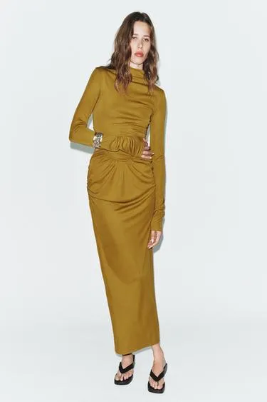 Струящееся платье с вырезами