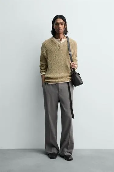 Свитер с неровной структурой и V-образным вырезом