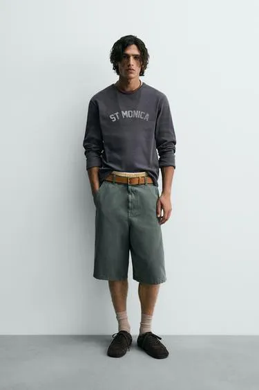 Футболка в рубчик с принтами и эффектом потертости