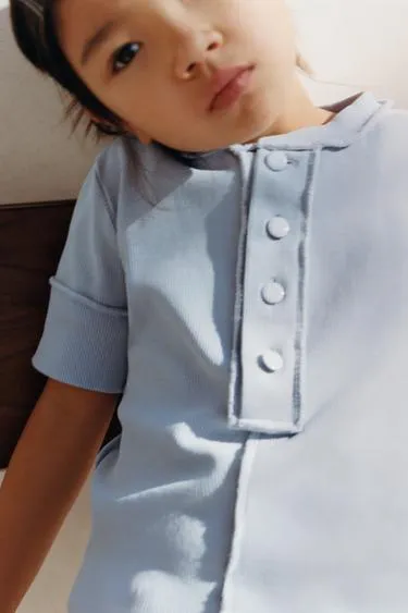 Футболка оверлок с пуговицами