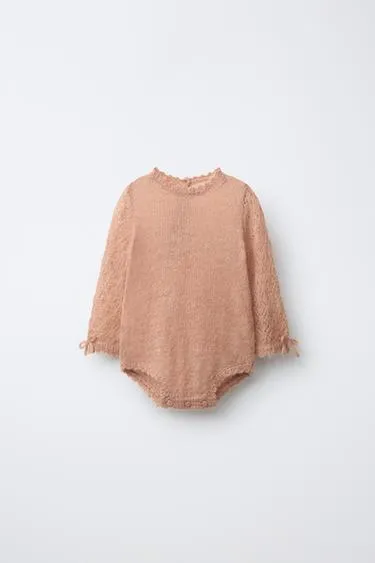 Платье-комбинезон с аппликацией из лоскутного вязания- Заказать в России