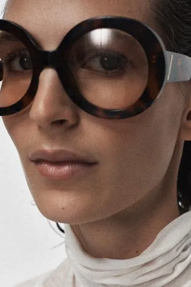 Солнцезащитные очки овальной формы