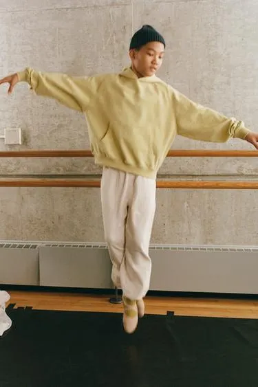 Толстовка с капюшоном и карманом