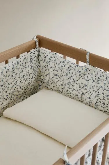 Синий чехол для борта кроватки с цветочным узором- Заказать в России