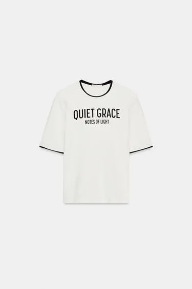 Футболка с надписью и контрастными деталями