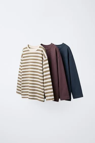 Набор из трех футболок в полоску и однотонных