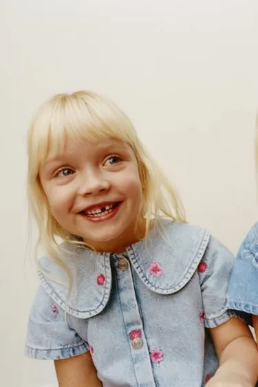 Джинсовое платье с вышивкой в виде цветов- Заказать в России