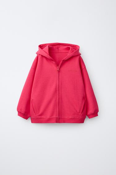 Zara Толстовка на молнии с рельефным текстом и эффектом INTERLOCK купить с доставкой.