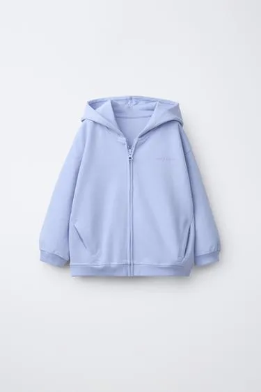 Толстовка на молнии с рельефным текстом