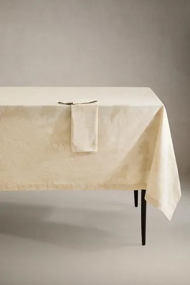 Скатерть с жаккардовым ландшафтом и лошадьми- Заказать в России