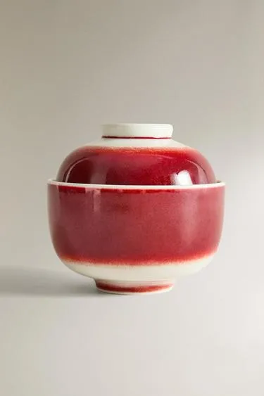 Порцеляновая чаша с крышкой в темно-красном цвете
