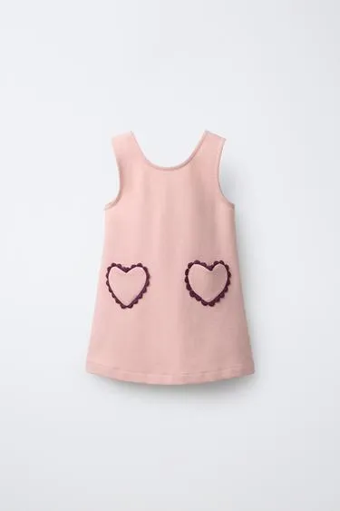 Трикотажное платье в рубчик с карманами «сердце»