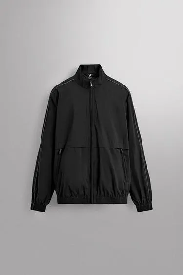 Легкая куртка из высокотехнологичной ткани