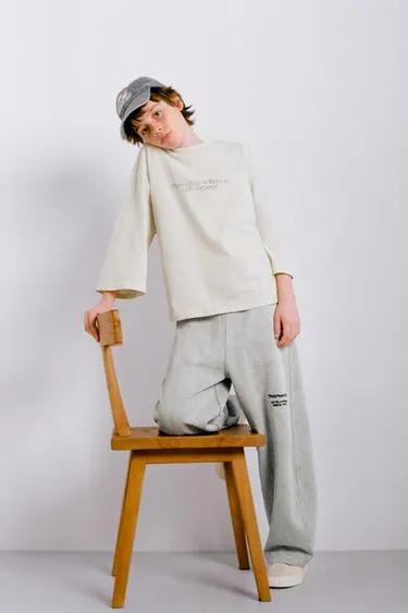 Футболка с эффектом потертости и надписью- Заказать в России