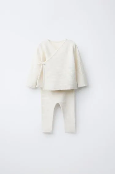 Комплект из футболки и брюк из хлопка и шелка с текстурой