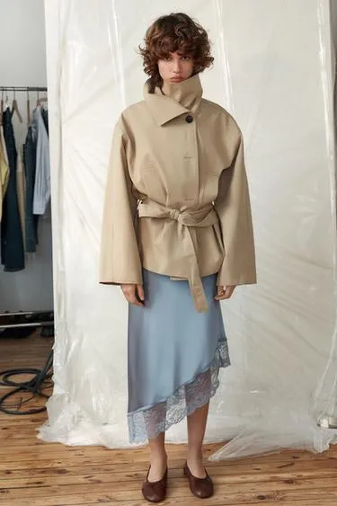 Короткий тренч с поясом- Заказать в России