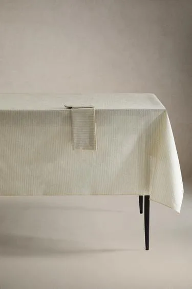 Скатерть с полосатым узором и контрастными оверлоками- Заказать в России