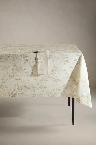 Скатерть с растительным принтом