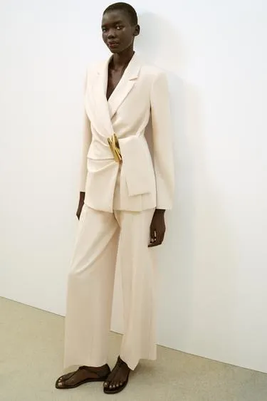 Двубортный блейзер с пряжкой