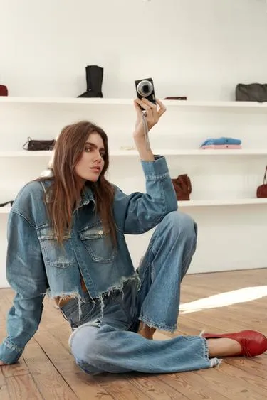 Укороченная джинсовая куртка-рубашка TRF