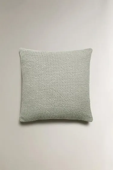 Чехол для подушки с рельефным вязаным узором