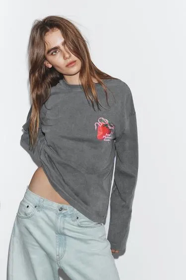 Футболка с эффектом потертости и принтом спереди- Заказать в России