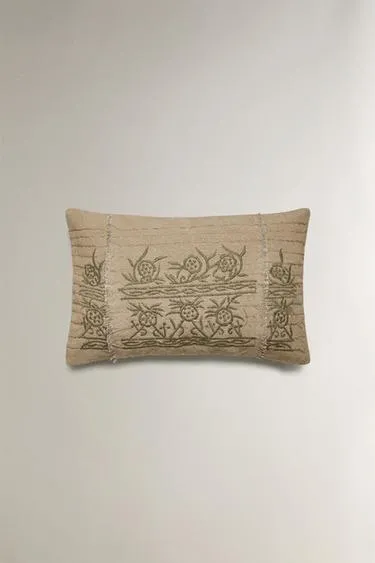 Подушка с вышитым узором