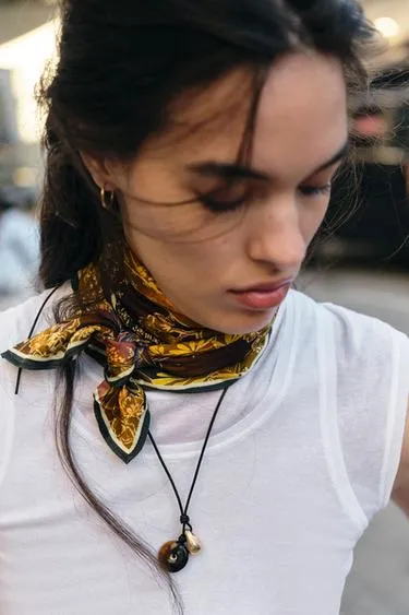 Платок из вискозы с цветочным принтом- Заказать в России