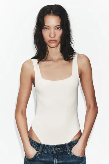 Эластичное боди с квадратным вырезом