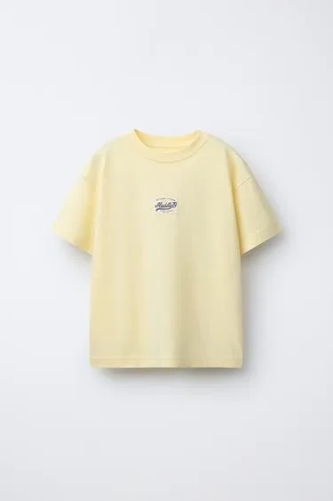 Футболка с надписью и спортивным дизайном