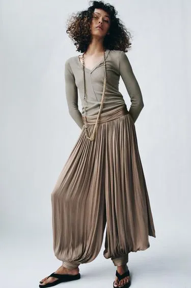 Футболка в рубчик с V-образным вырезом- Заказать в России