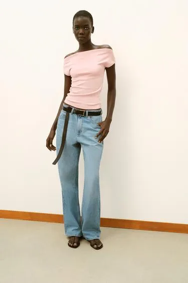 Футболка с вырезом лодочкой