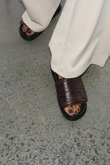 Кожаные сандалии на плоской подошве- Заказать в России