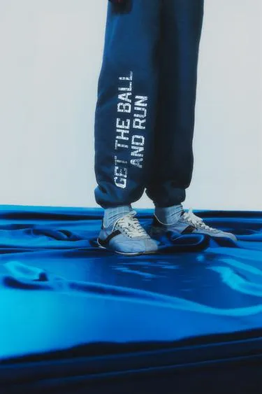 Брюки-джоггеры с надписью и этикеткой- Заказать в России