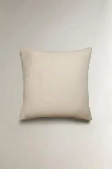 Чехол для подушки с текстильным наполнителем и сборкой