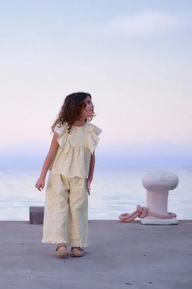 Блуза с вышитыми цветами- Заказать в России